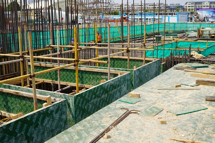 塑面/覆塑建筑模板：高強(qiáng)耐候，構(gòu)筑安全工程基石的現(xiàn)代選擇